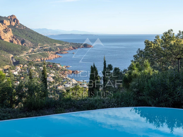 ANTHÉOR – SUPERBE VILLA DOUBLE AVEC VUE MER