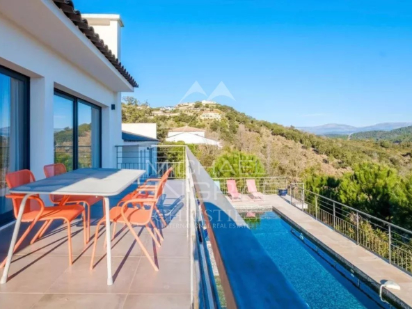 PROPRIÉTÉ CONTEMPORAINE AU CŒUR D’UN DOMAINE PRIVÉ
