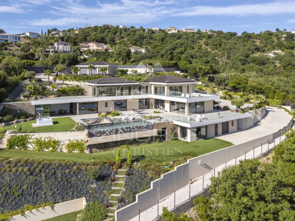 Contemporary villa – Near Cannes – Private estate