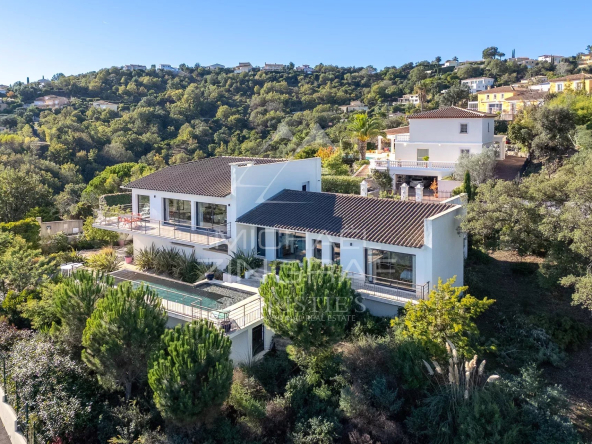 CONTEMPORARY PROPERTY IN THE HEART OF A PRIVATE ESTATE