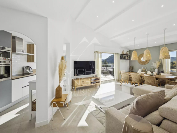 Renovated top-floor apartment – ​​Cannes Marina