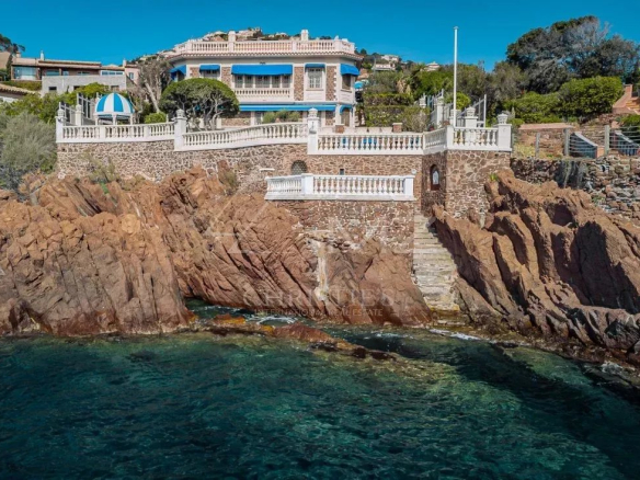 Near Cannes – Anthéor – Art Deco waterfront villa