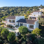 PROPRIÉTÉ CONTEMPORAINE AU CŒUR D’UN DOMAINE PRIVÉ