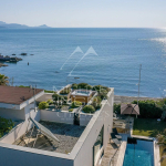 Proche Cannes – Villa moderne pieds dans l’eau