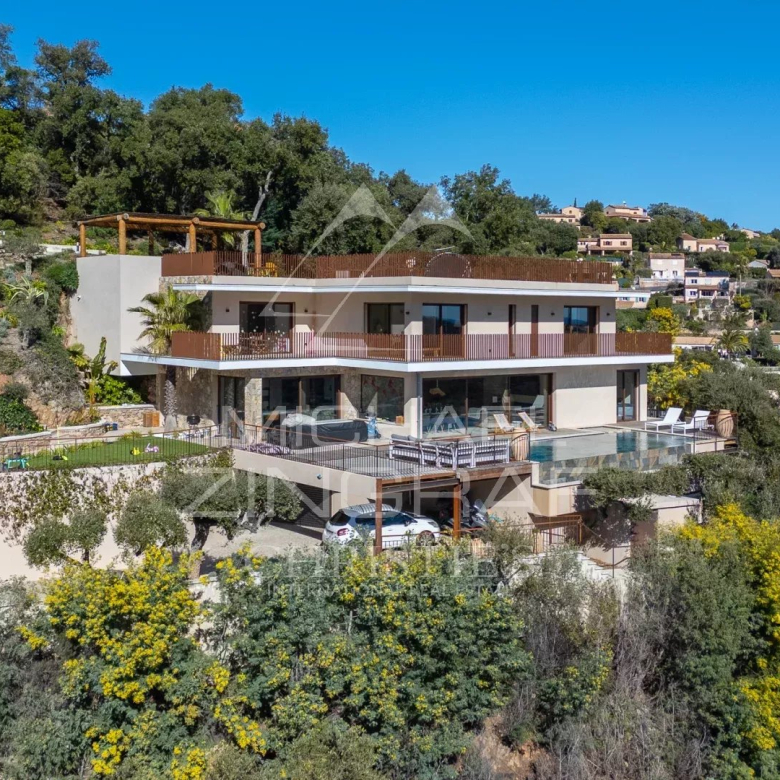 Entre Cannes et Saint-Tropez – Anthéor – Villa pieds dans l’eau