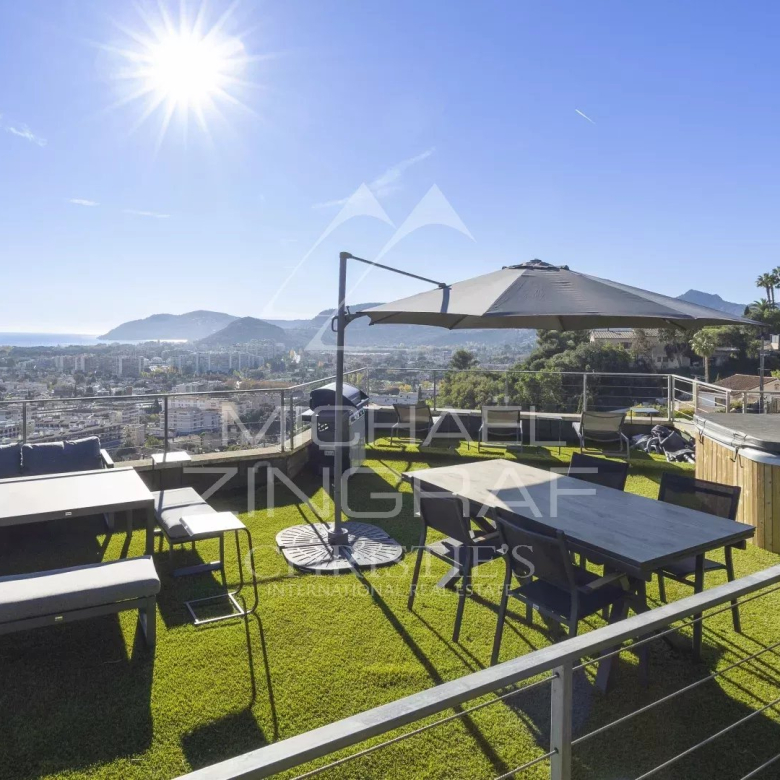 Renovated top-floor apartment – ​​Cannes Marina