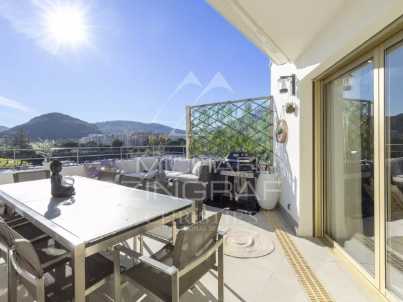 Appartement rénové au dernier étage – Cannes Marina