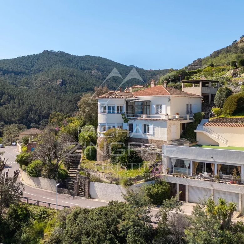 ANTHÉOR – SUPERB DOUBLE VILLA WITH SEA VIEW