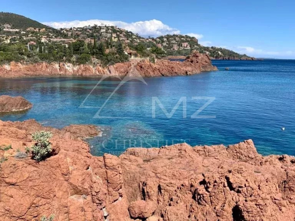 Proche Cannes – Le Trayas – Villa pieds dans l’eau