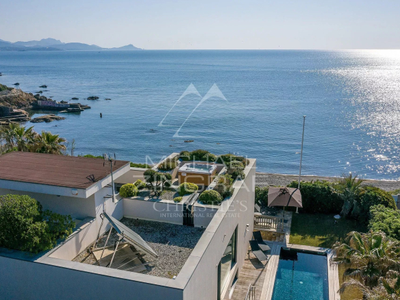 Proche Cannes – Villa moderne pieds dans l’eau