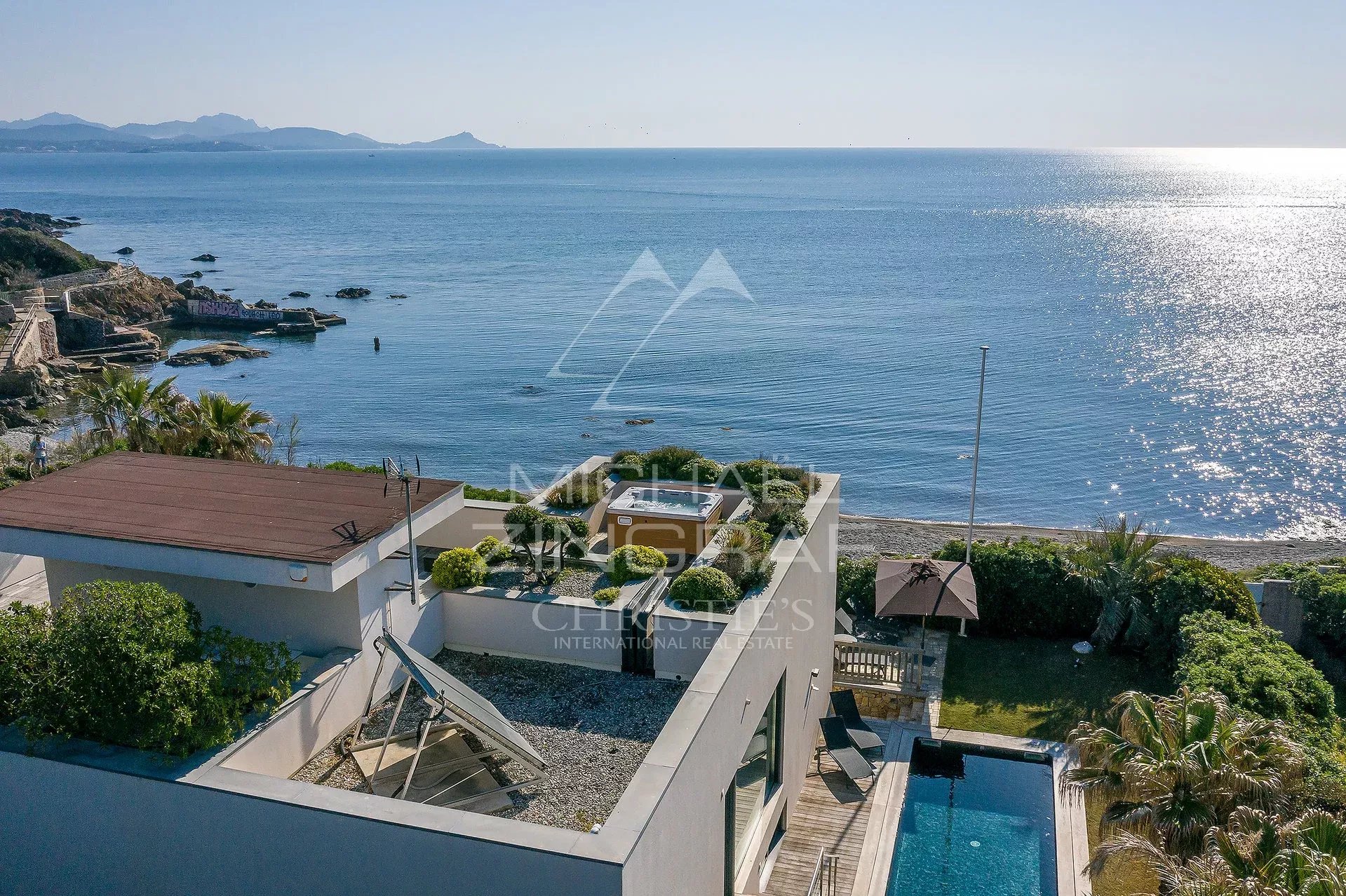 Proche Cannes – Villa moderne pieds dans l’eau