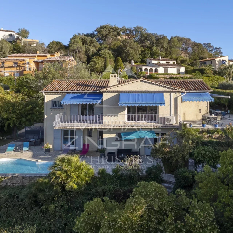 Villa Contemporaine Nichée dans un Écrin de Verdure
