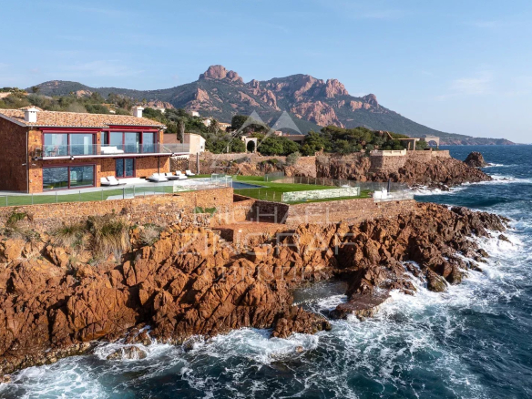 Entre Cannes et Saint-Tropez – Anthéor – Villa pieds dans l’eau