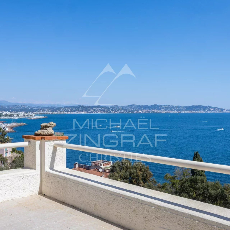 Two-bedroom apartment with sea view on the Promenade d