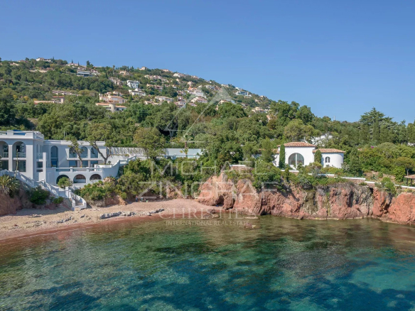 Near Cannes – Beachfront villa