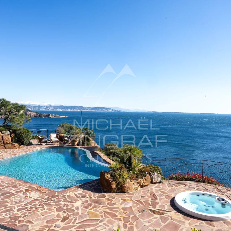 Proche Cannes – Villa pieds dans l’eau