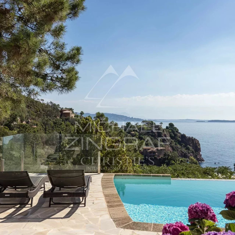Proche Cannes – Le Trayas – Villa pieds dans l’eau
