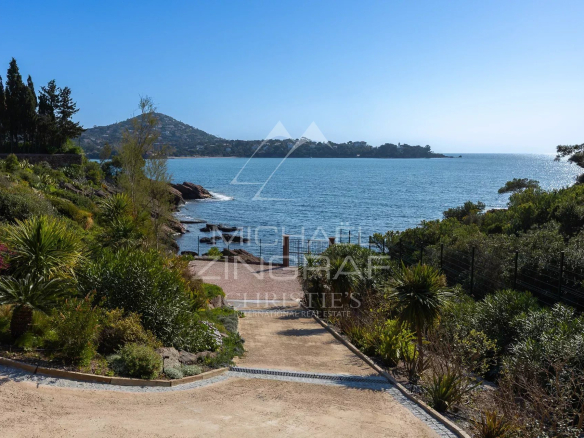 Propriété d’exception pieds dans l’eau – entre Cannes et St Tropez- Agay Saint Raphaël