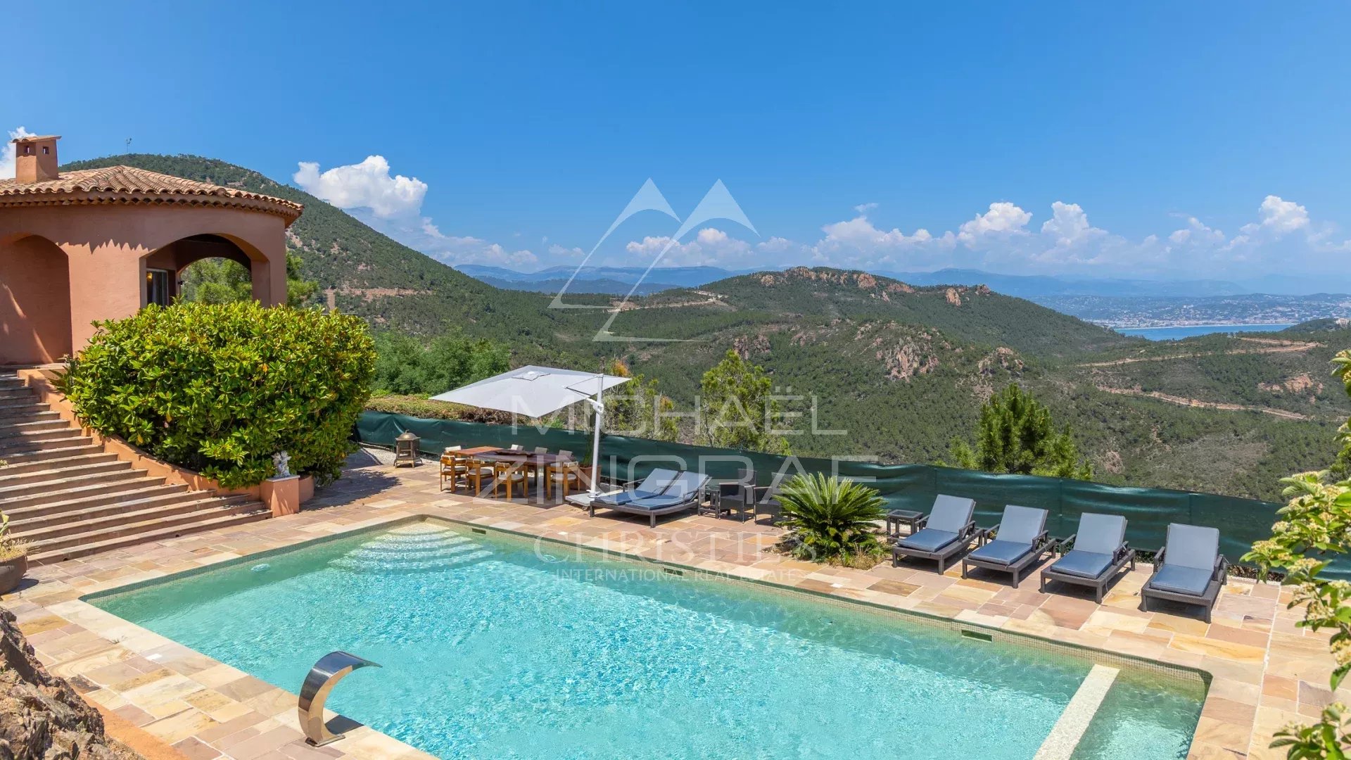Villa de luxe à Théoule-sur-Mer Villa avec piscine chauffée et vue sur la mer à Théoule-sur-Mer, entourée de verdure.