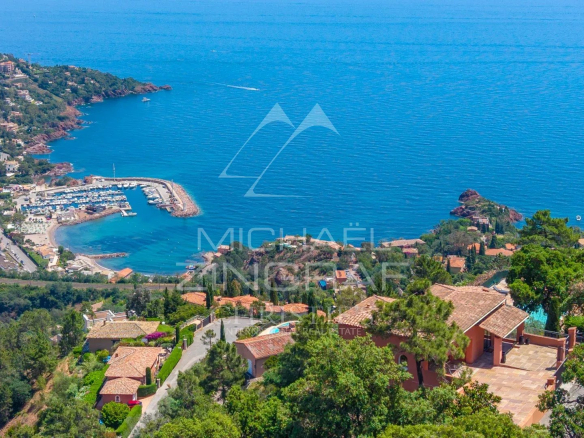 Vue panoramique sur la mer et le port de la Figueirette depuis une villa à Théoule-sur-Mer.