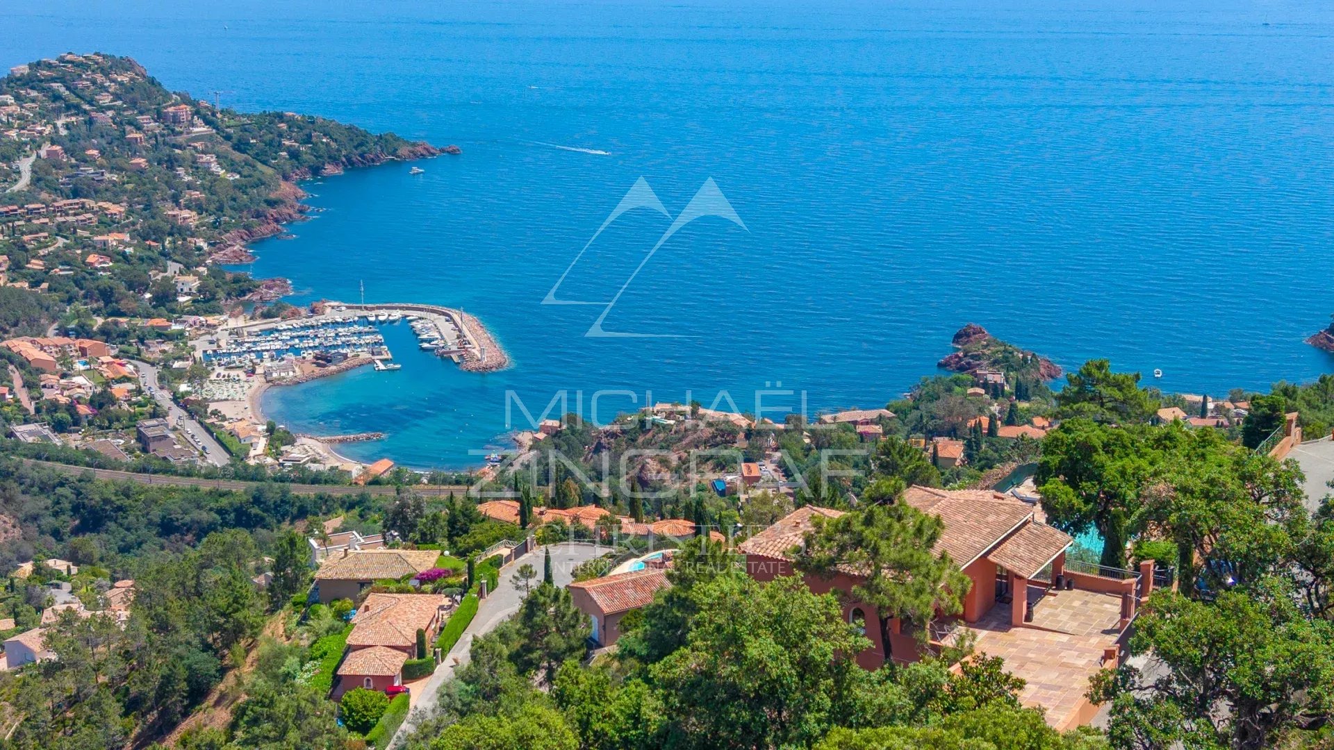 Vue sur la mer depuis Théoule-sur-Mer Vue panoramique sur la mer et le port de la Figueirette depuis une villa à Théoule-sur-Mer.