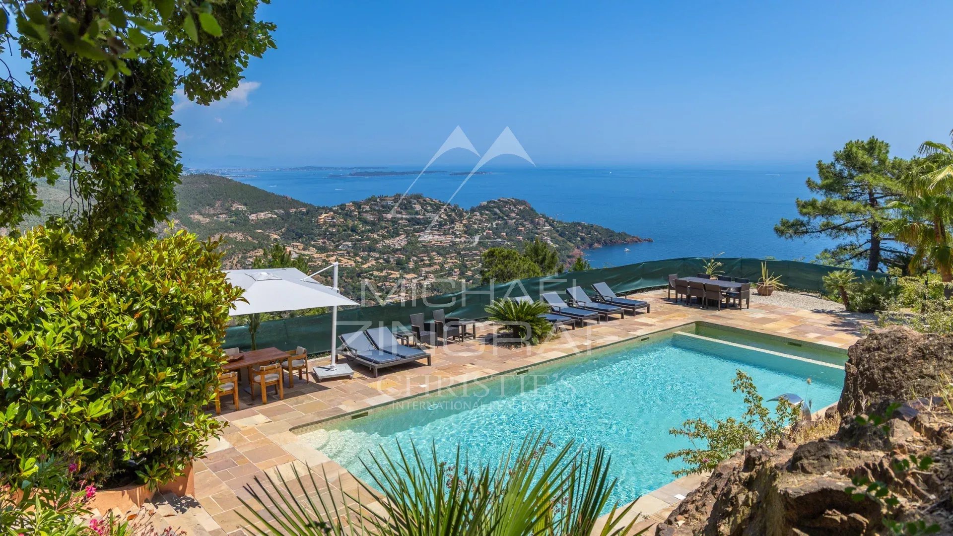 Villa avec piscine à Théoule-sur-Mer Vue d'une villa avec piscine chauffée et mer en arrière-plan, située à Théoule-sur-Mer.
