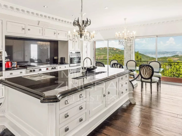 Cuisine moderne avec vue sur la mer, villa à Théoule-sur-Mer, domaine privé.