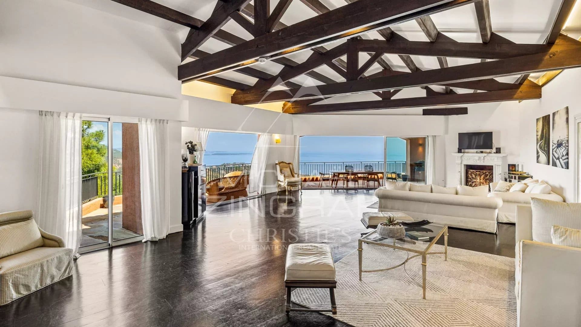 Intérieur de villa à Théoule-sur-Mer Intérieur d'une villa moderne avec vue sur la mer, salon spacieux et lumineux.