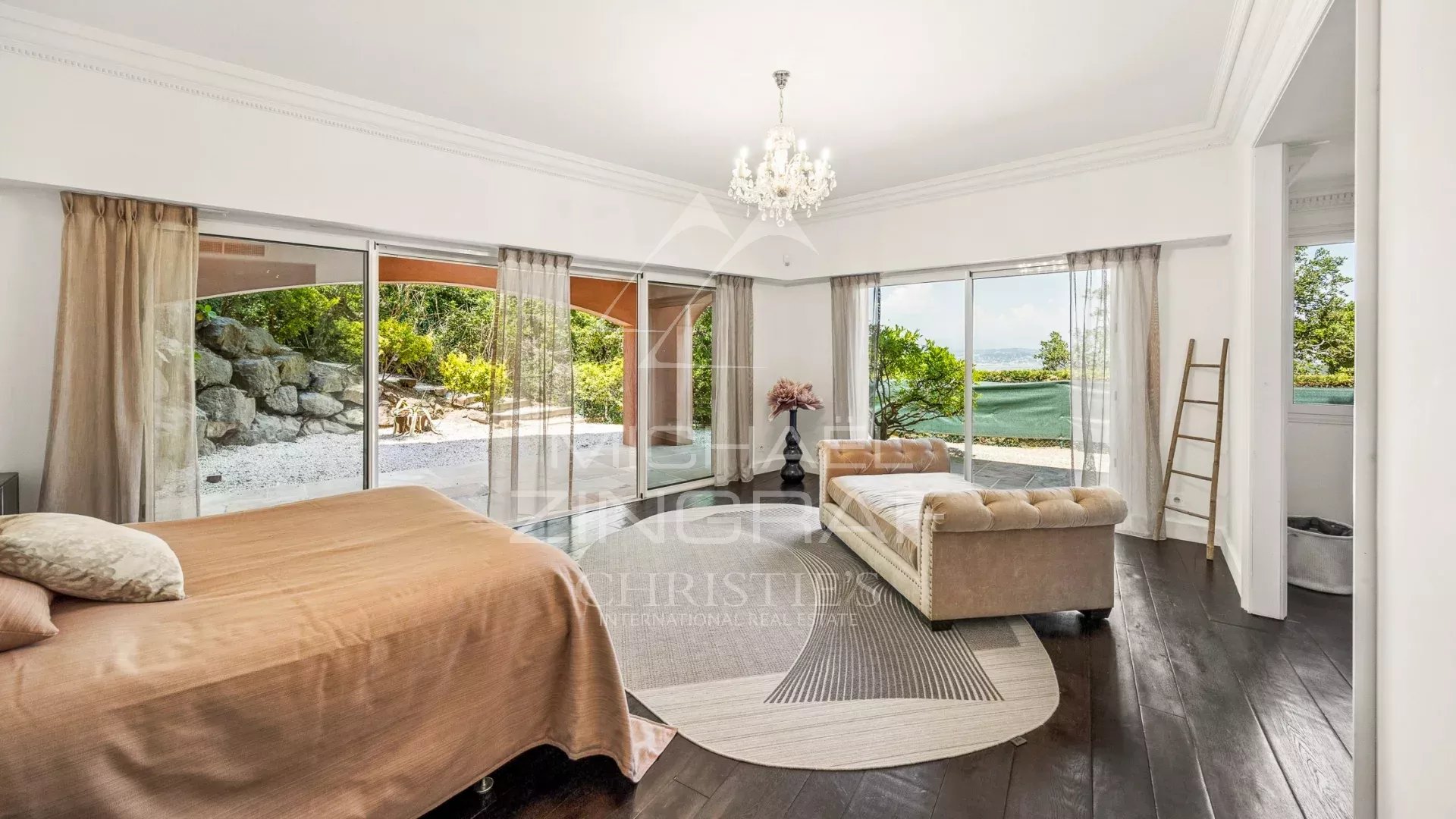 Chambre avec vue sur la mer Chambre spacieuse avec vue sur la mer, fenêtres en verre et décoration élégante.
