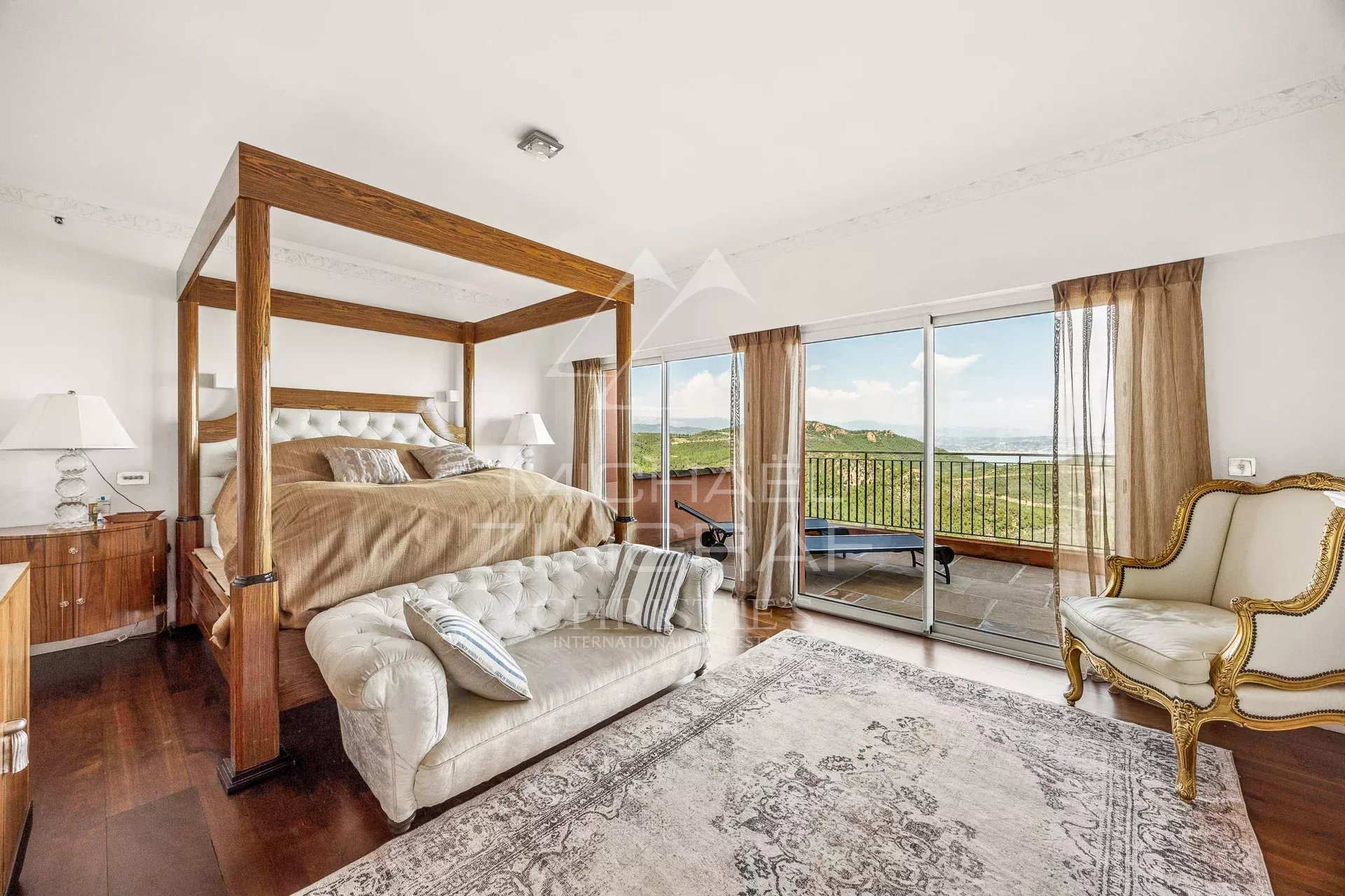 Chambre avec vue à Théoule-sur-Mer Chambre d'une villa avec lit à baldaquin et vue sur la mer à Théoule-sur-Mer.