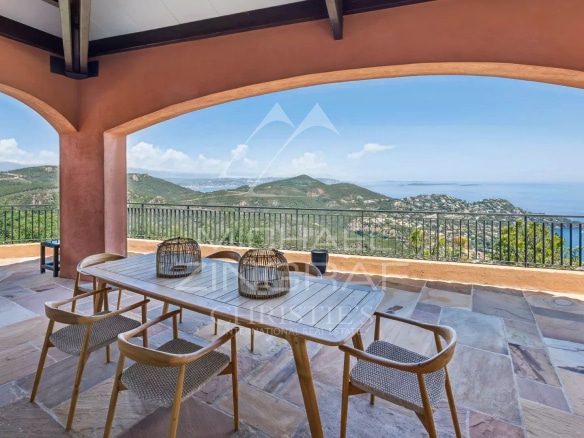 Terrasse avec vue sur la mer et les montagnes, mobilier extérieur en bois, villa à Théoule-sur-Mer.
