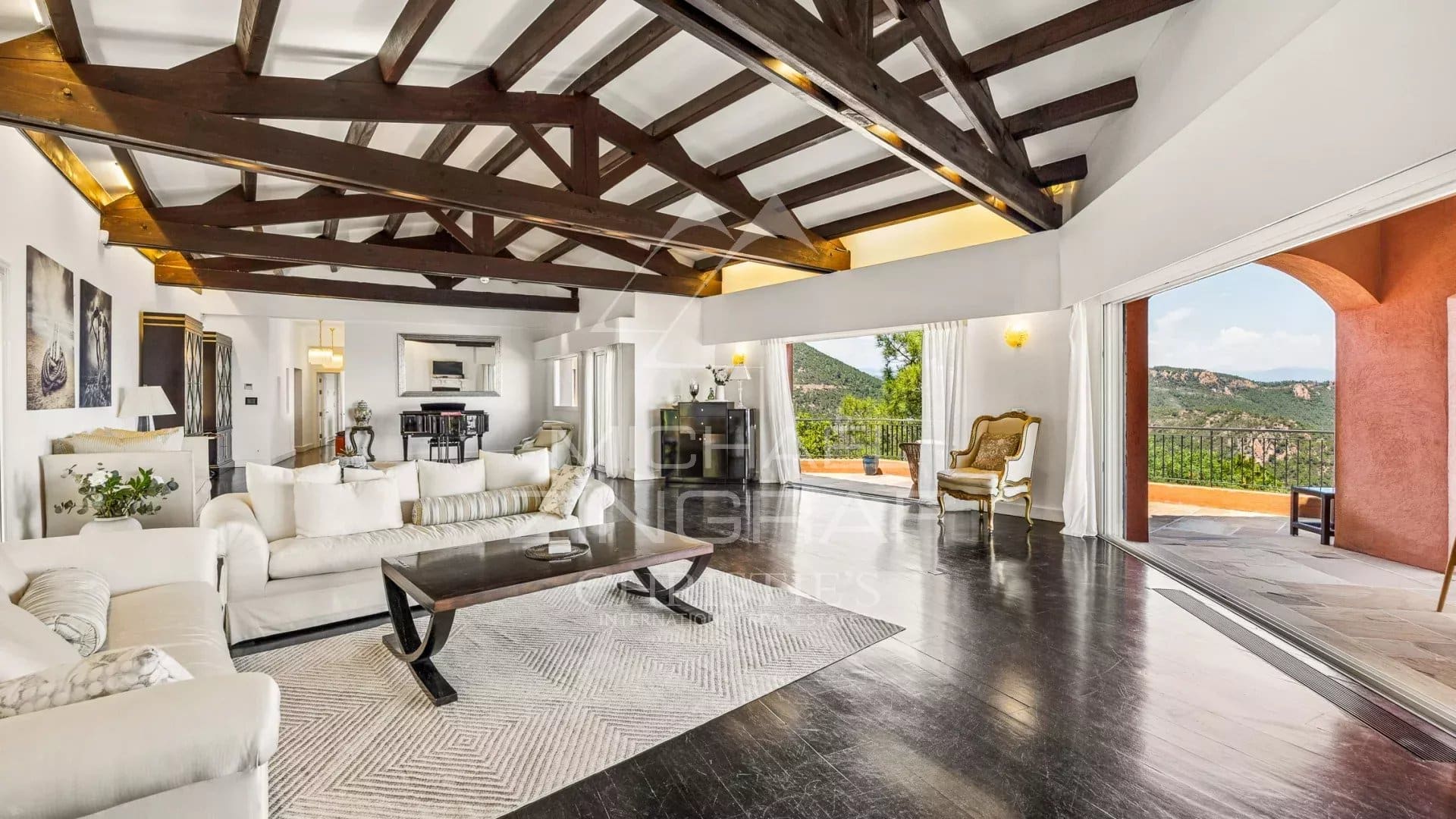 Intérieur d’une villa à Théoule-sur-Mer Intérieur d'une villa spacieuse avec poutres apparentes et vue sur la mer à Théoule-sur-Mer.