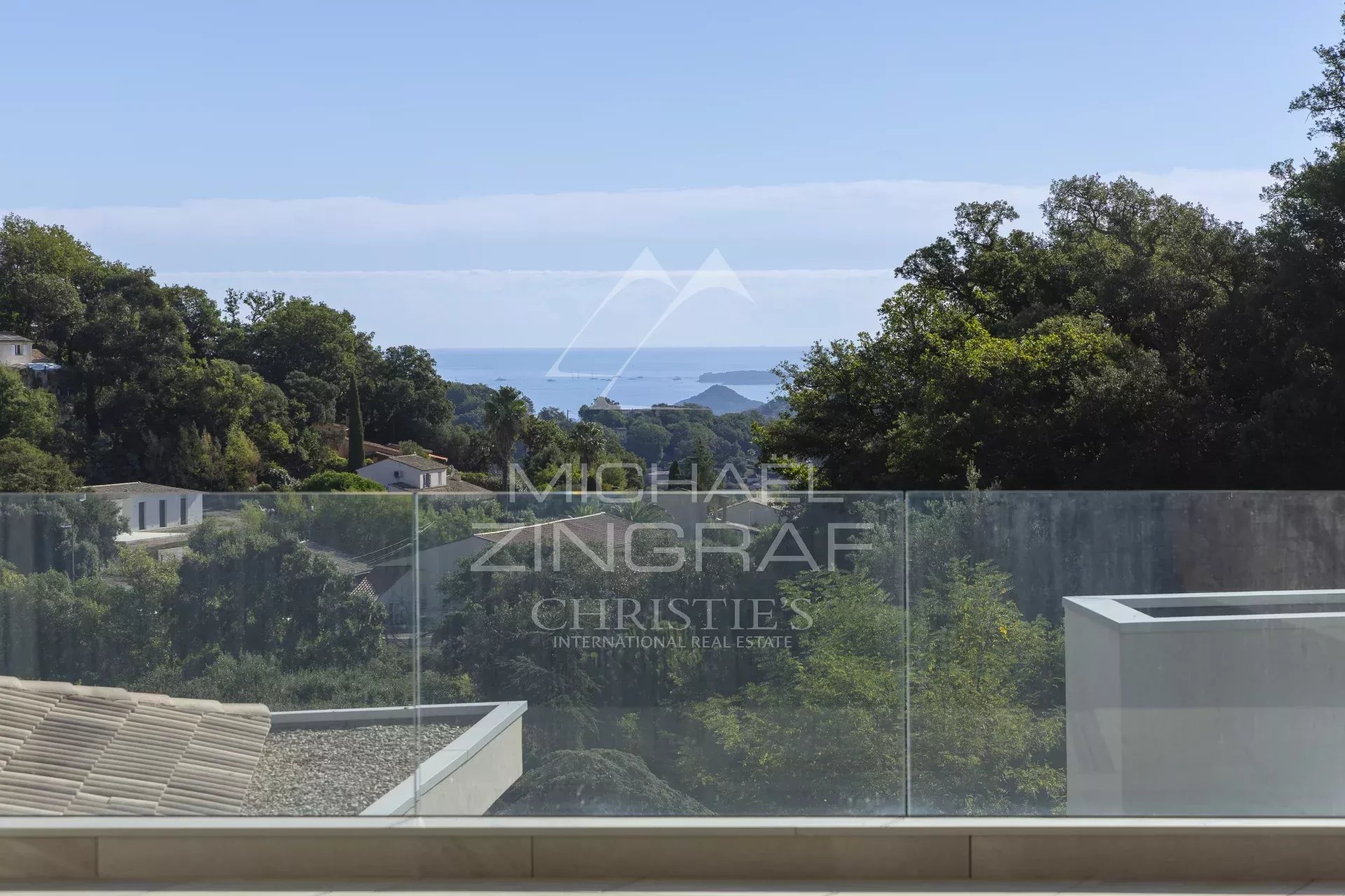 Vue dégagée sur la mer depuis un appartement contemporain à Mandelieu-la-Napoule.