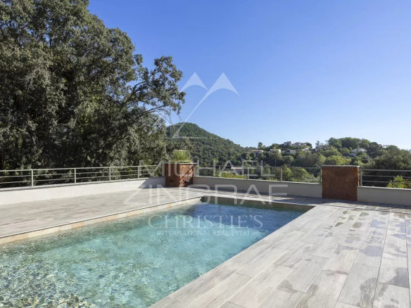 Piscine d'un appartement de standing avec vue sur la nature à Mandelieu-la-Napoule.