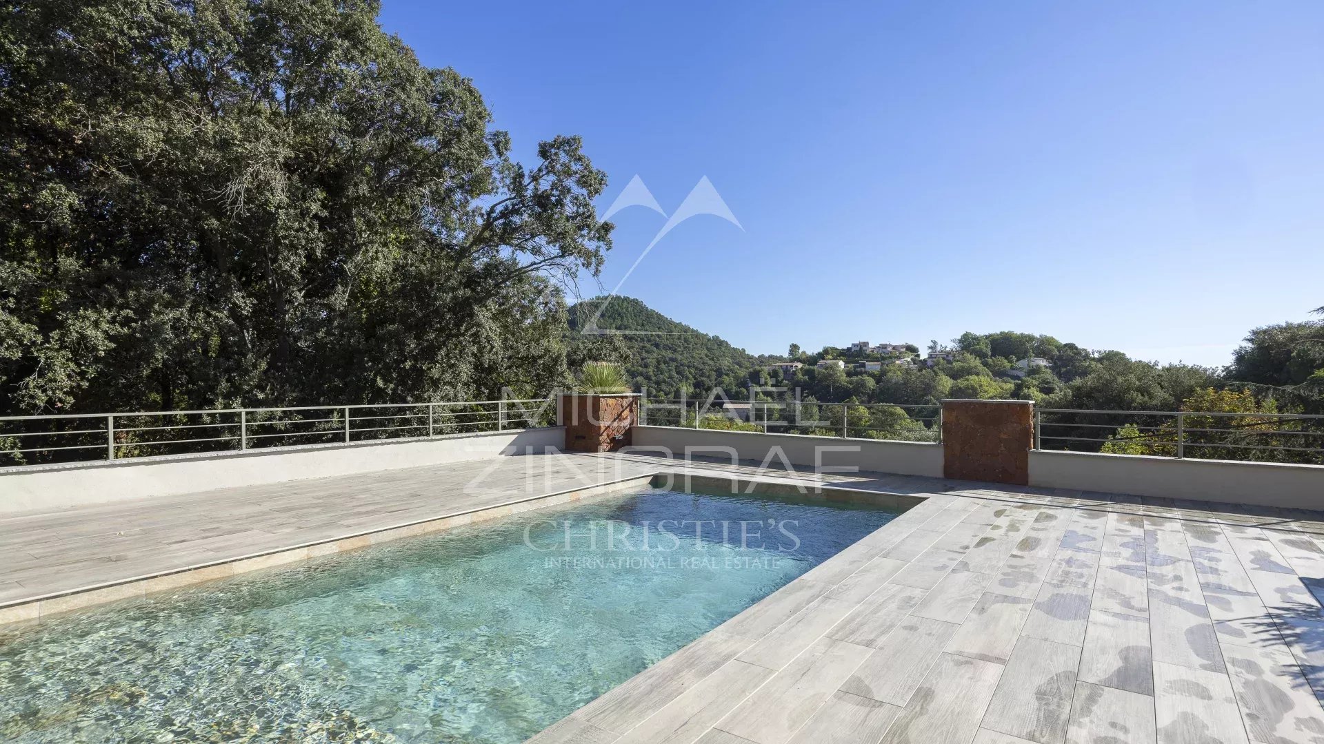 Piscine d'un appartement de standing avec vue sur la nature à Mandelieu-la-Napoule.