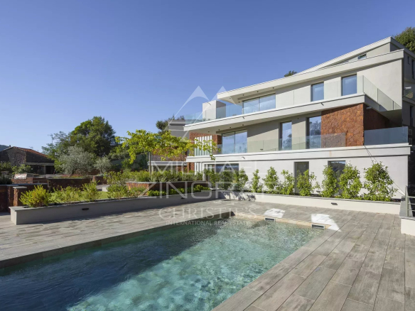 Appartement contemporain avec piscine et jardin à Mandelieu-la-Napoule.