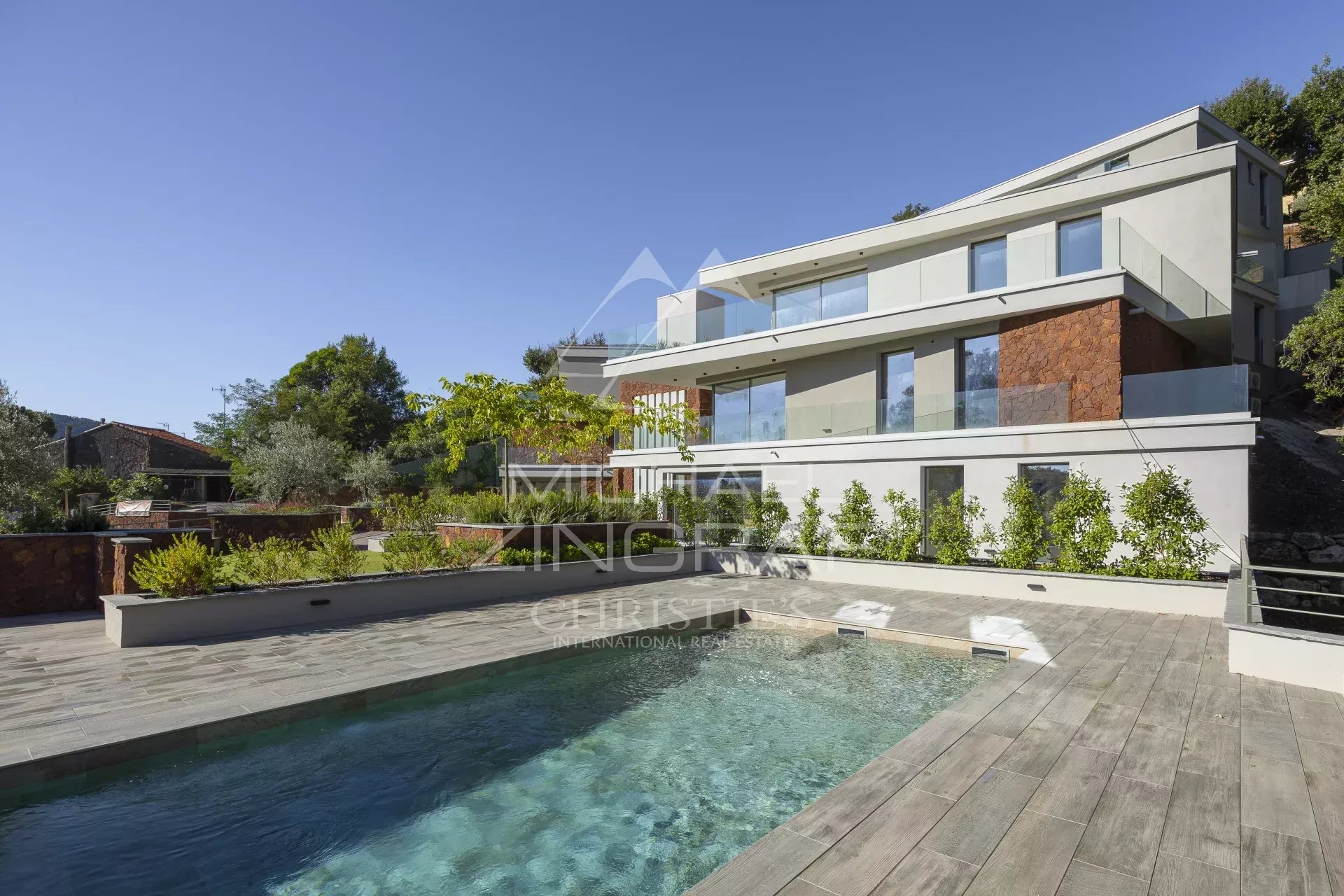 Appartement contemporain avec piscine et jardin à Mandelieu-la-Napoule.