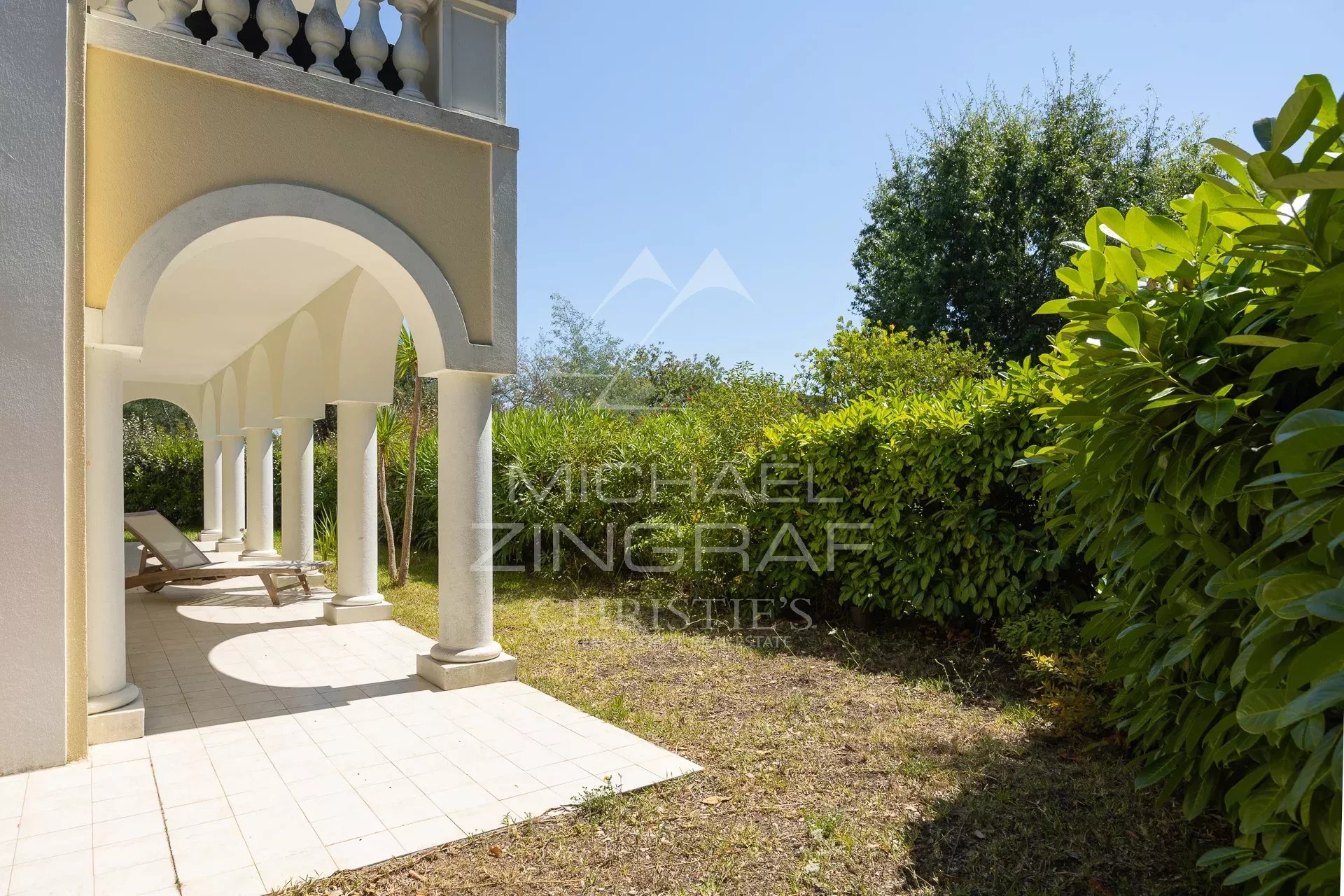 Terrasse de l’appartement à Mandelieu-la-Napoule Terrasse d'un appartement dans une résidence sécurisée à Mandelieu-la-Napoule, avec jardin verdoyant.