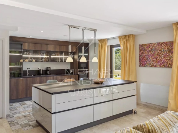 Cuisine moderne et spacieuse d'un appartement en duplex à Mandelieu-la-Napoule, avec îlot central.