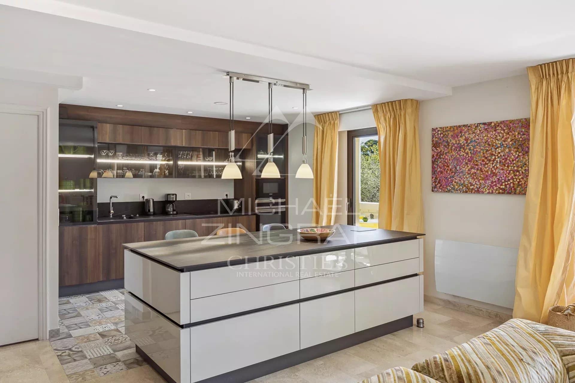 Cuisine d’un appartement en duplex Cuisine moderne et spacieuse d'un appartement en duplex à Mandelieu-la-Napoule, avec îlot central.
