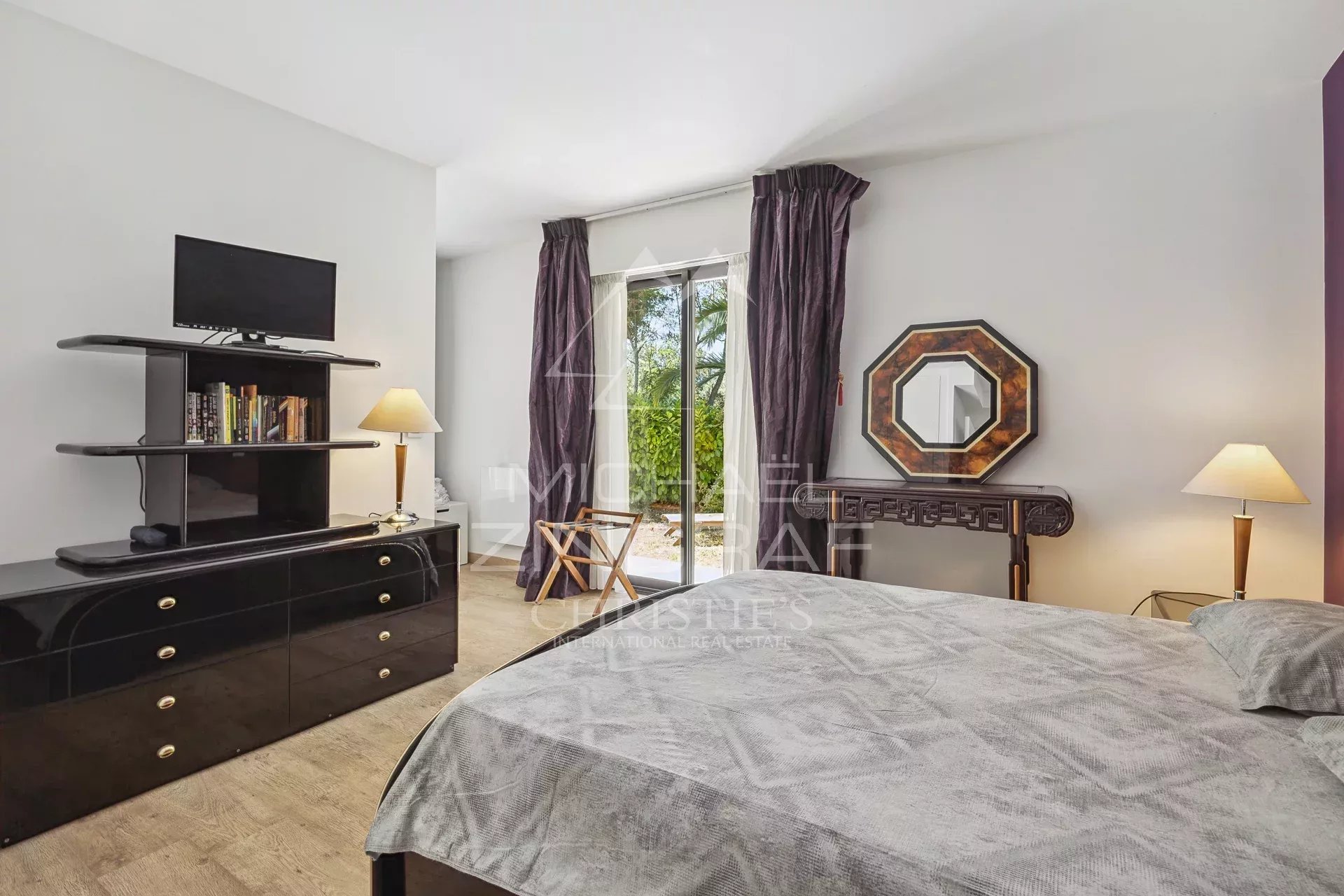 Chambre d’appartement à Mandelieu-la-Napoule Chambre d'appartement avec lit, télévision et accès à une terrasse à Mandelieu-la-Napoule.
