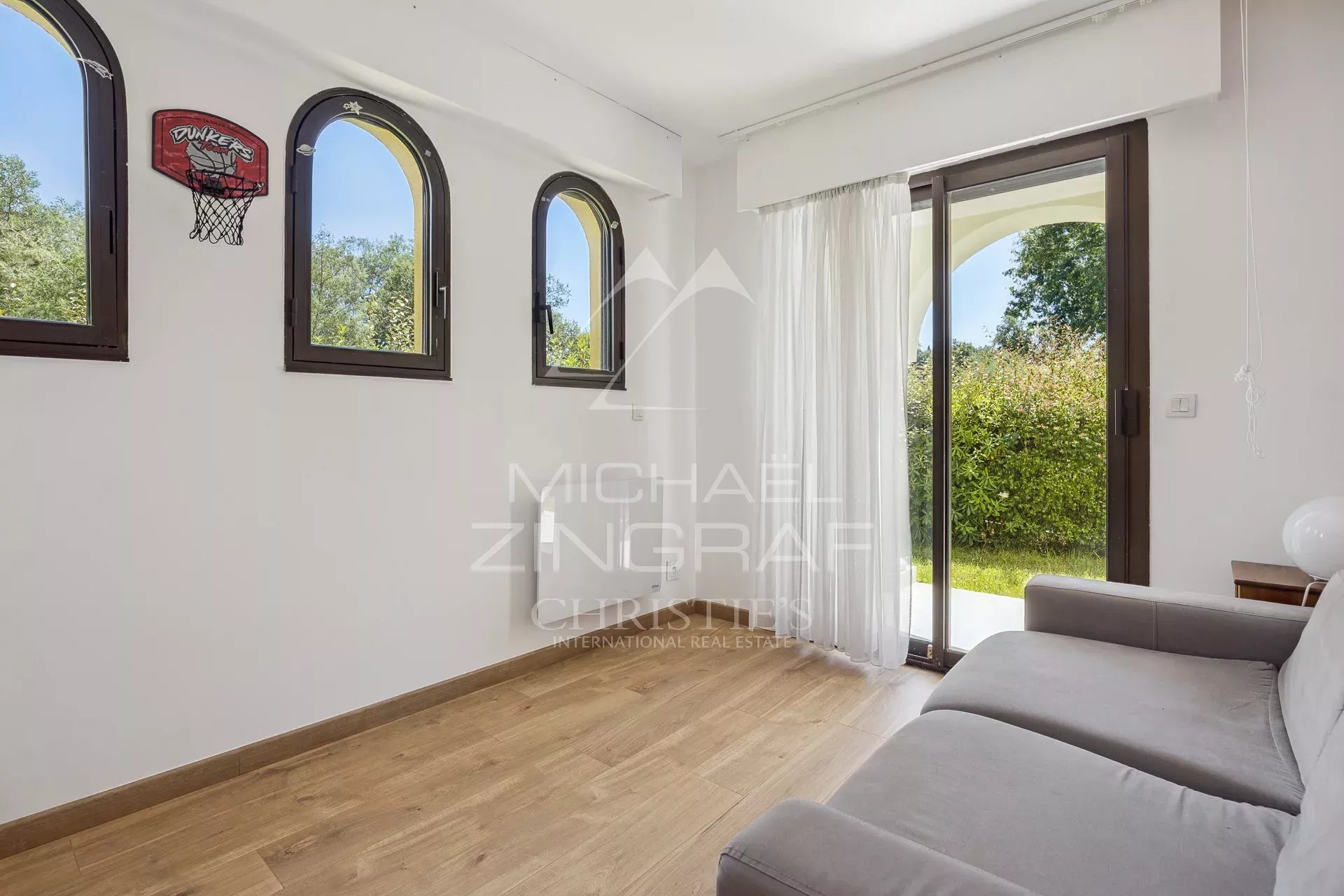 Intérieur d’un appartement à Mandelieu-la-Napoule Intérieur d'un appartement avec canapé et fenêtres donnant sur l'extérieur