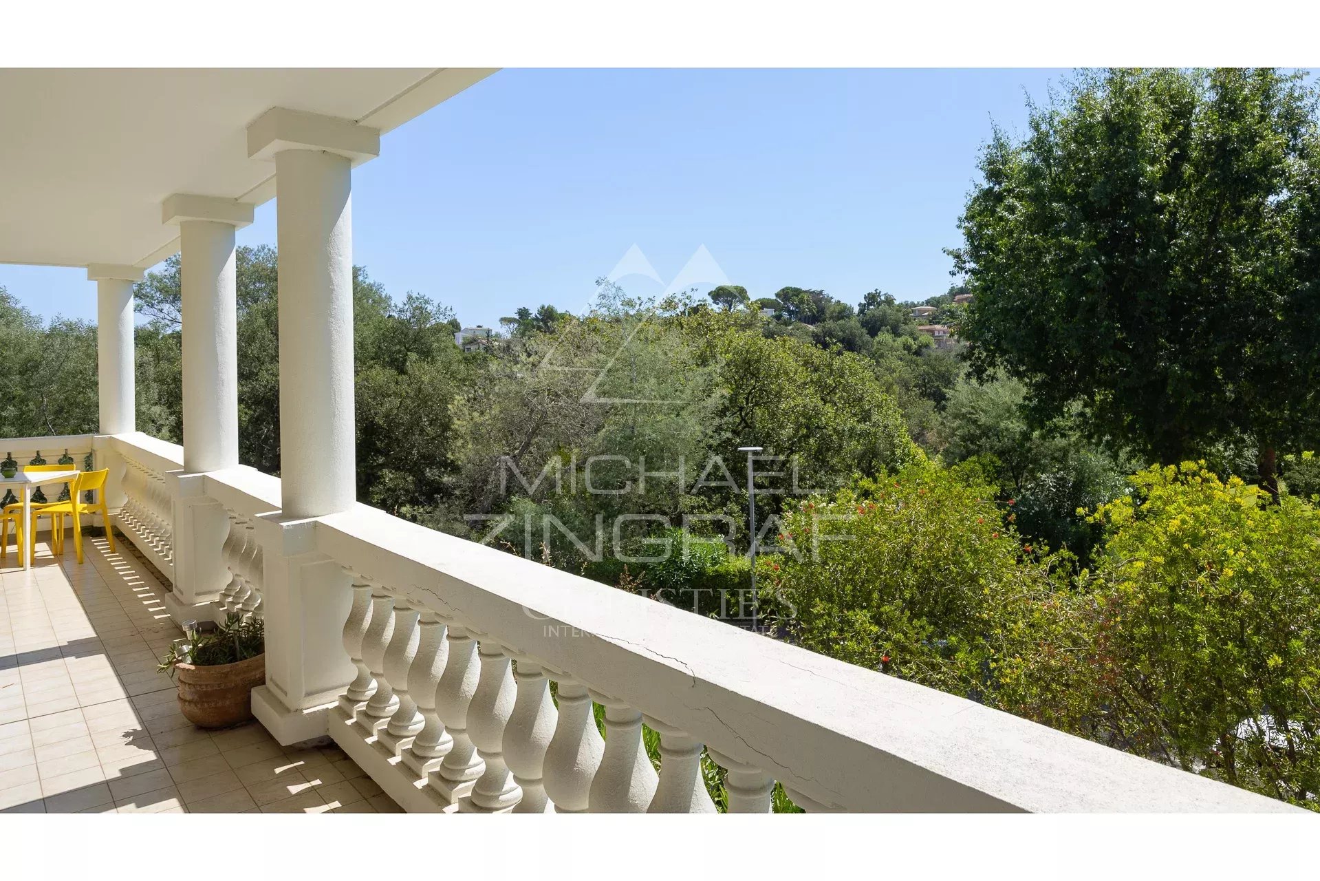 Terrasse d’appartement à Mandelieu-la-Napoule Vue depuis la terrasse d'un appartement dans une résidence sécurisée à Mandelieu-la-Napoule, entouré d'arbres.