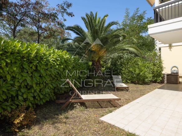Terrasse d'un appartement dans une résidence sécurisée avec jardin à Mandelieu-la-Napoule.