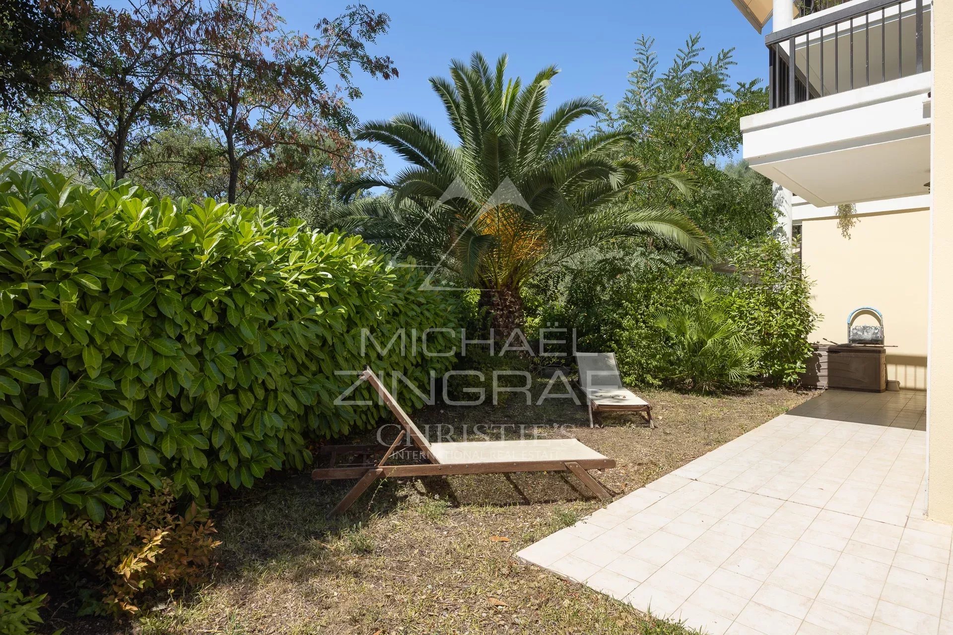Terrasse d’appartement à Mandelieu-la-Napoule Terrasse d'un appartement dans une résidence sécurisée avec jardin à Mandelieu-la-Napoule.