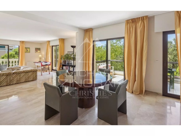 Intérieur d'un appartement duplex à Mandelieu-la-Napoule, salon et salle à manger lumineux avec grandes fenêtres.