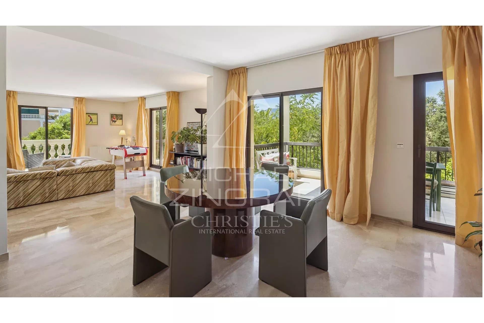 Appartement duplex à Mandelieu-la-Napoule Intérieur d'un appartement duplex à Mandelieu-la-Napoule, salon et salle à manger lumineux avec grandes fenêtres.