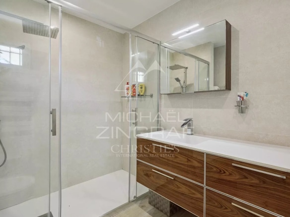 Salle de douche moderne avec douche à l'italienne et meuble sous vasque en bois.
