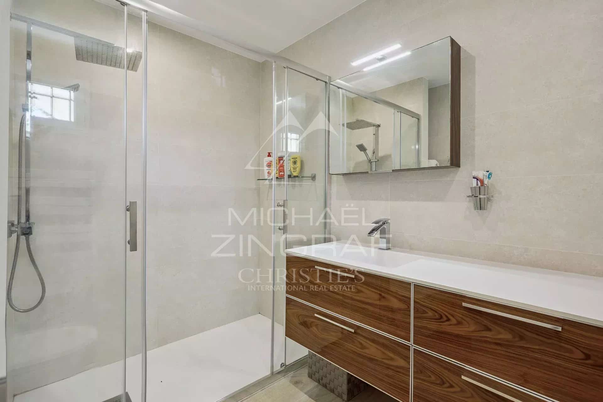 Salle de douche rénovée Salle de douche moderne avec douche à l'italienne et meuble sous vasque en bois.