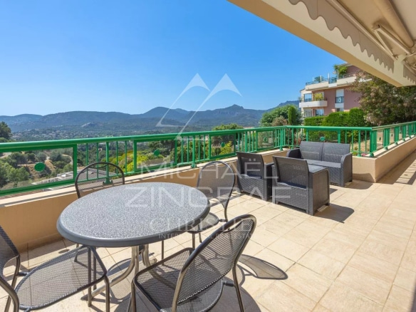Terrasse d'un appartement lumineux avec vue dégagée sur les montagnes à Mandelieu-la-Napoule.